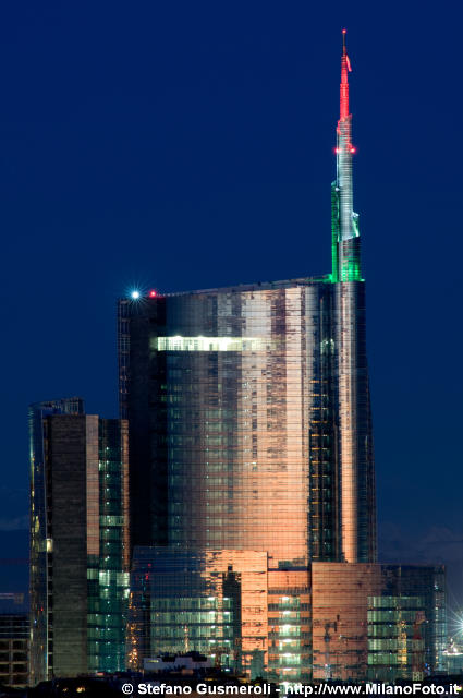  Torre Pelli in notturna - click to next image