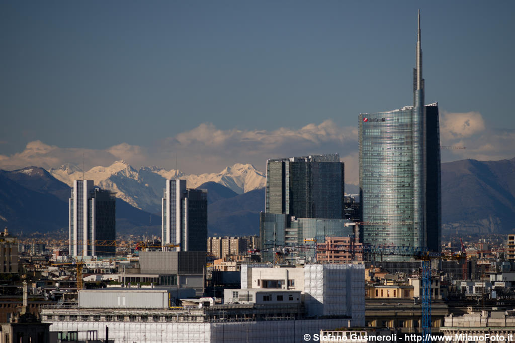  Torre Pelli e cime dell'alto Lario - click to next image