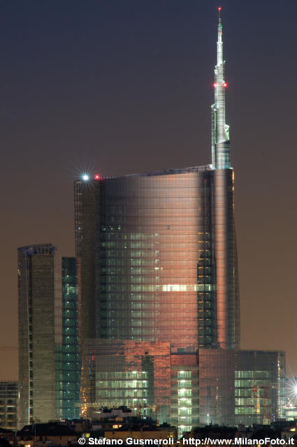  Torre Pelli in notturna - click to next image