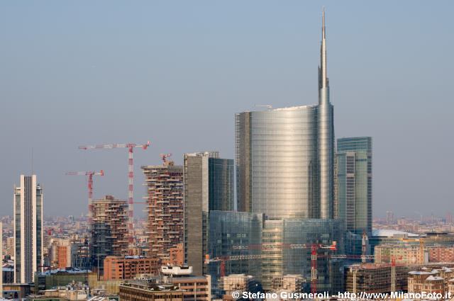  Bosco Verticale e Torre Pelli - click to next image