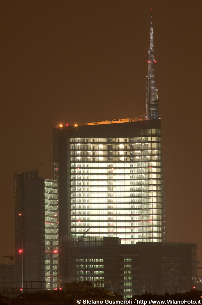  Torre Pelli illuminata - click to next image