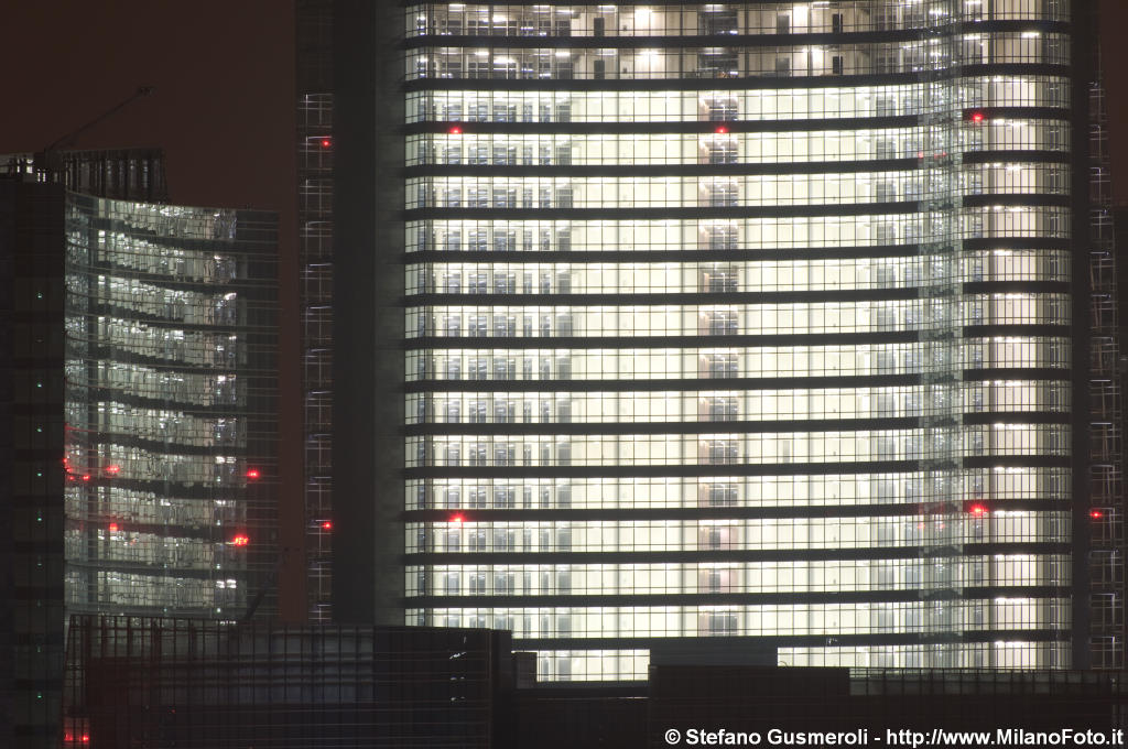  Torre Pelli illuminata - click to next image