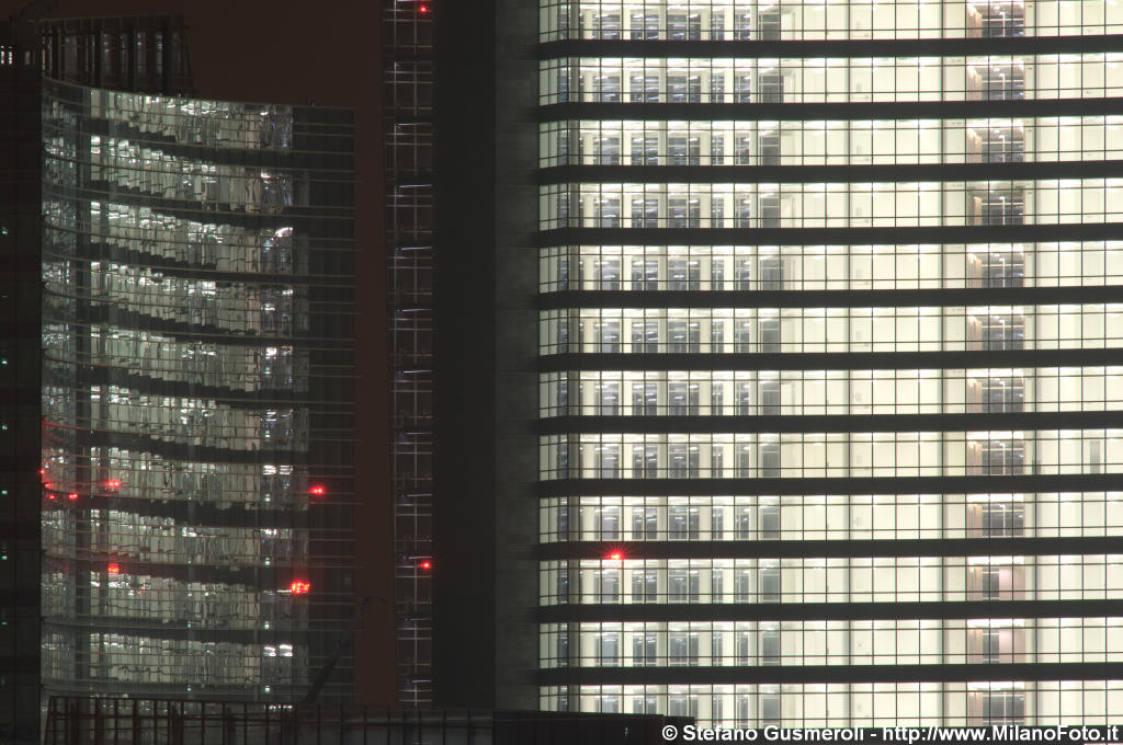  Torre Pelli illuminata - click to next image