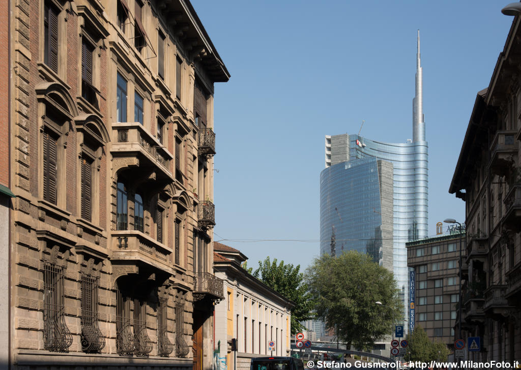  Via Quadrio 12 e torre Pelli - click to next image