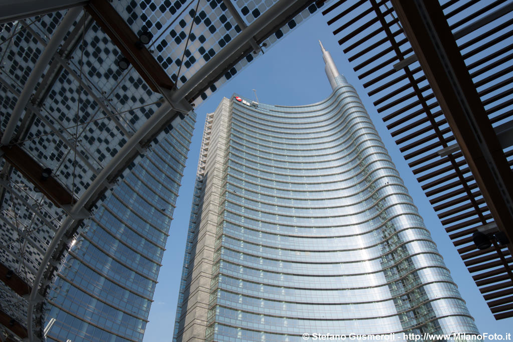  Torre A tra i pannelli e i brise - click to next image