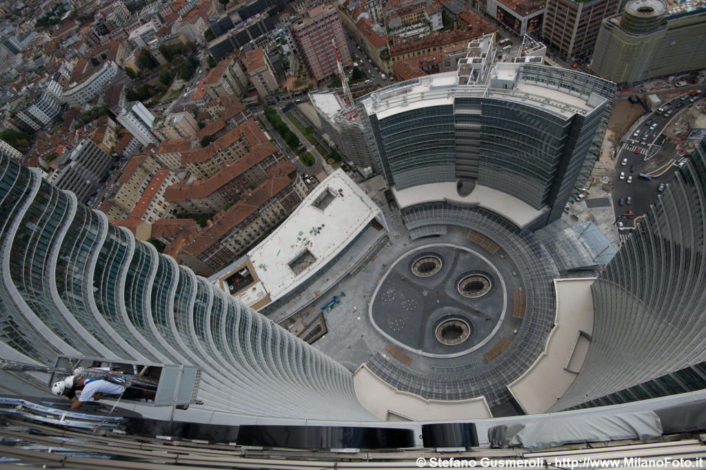  Posa dell'insegna Unicredit - click to next image