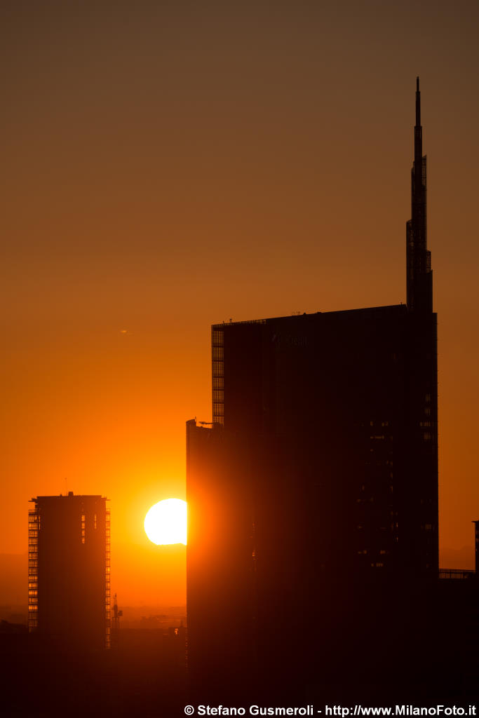  Alba dietro alla torre Pelli - click to next image