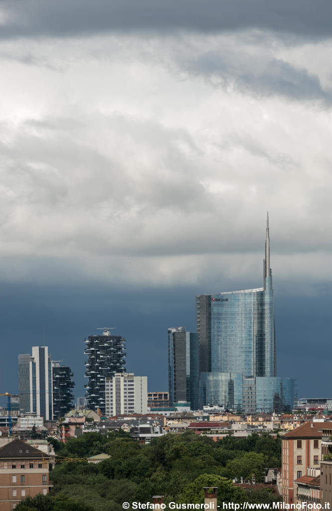  Torre Pelli sotto i cumuli - click to next image