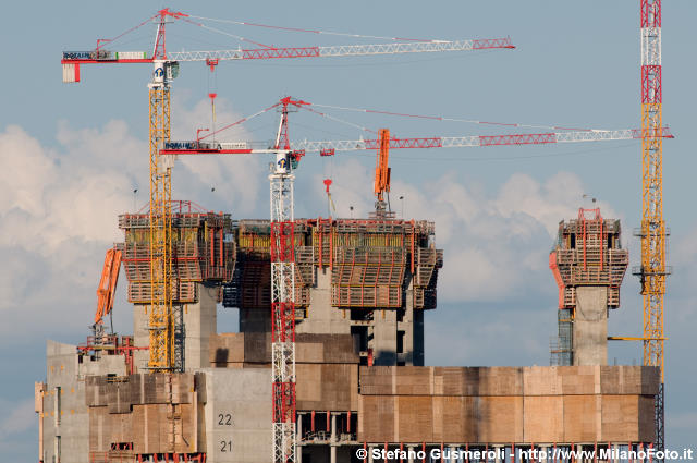  Torre Pelli - click to next image