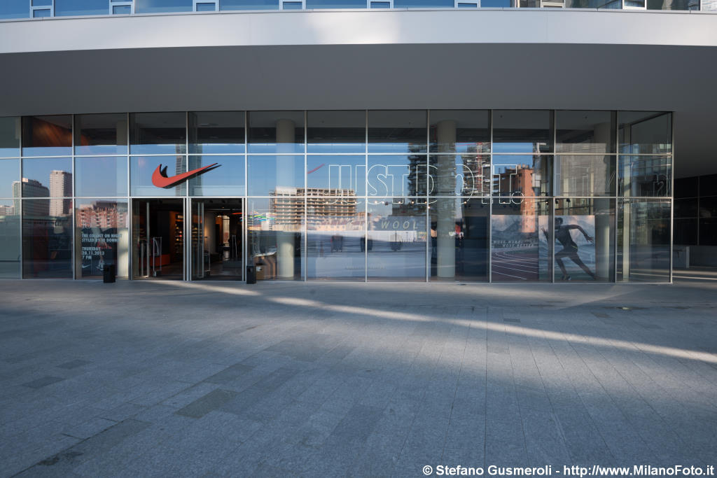  Nike - click to next image