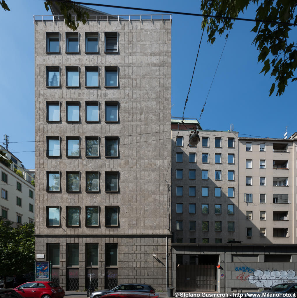  Fronte su viale Premuda - click to next image