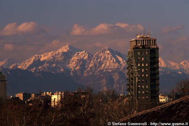  Grattacielo piazzale Biancamano 2 e Grigne - click to next image