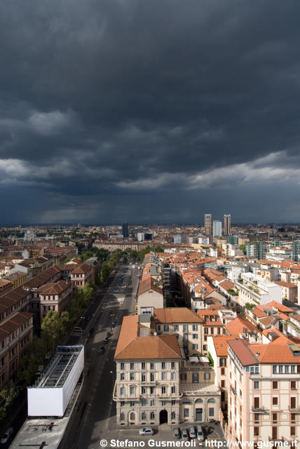  Piazzale Biancamano sotto un temporale - click to next image