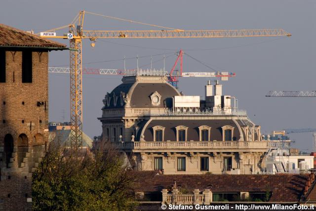  Buonaparte 16 e gru Palazzo Ferrero - click to next image