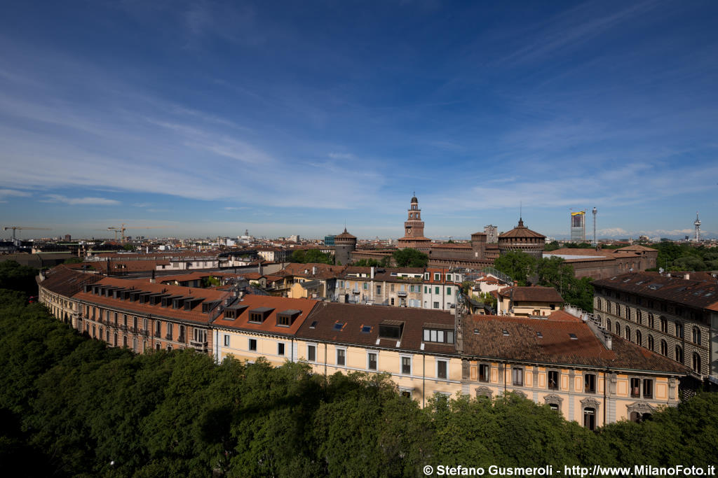  Panorama su Foro Bonaparte - click to next image