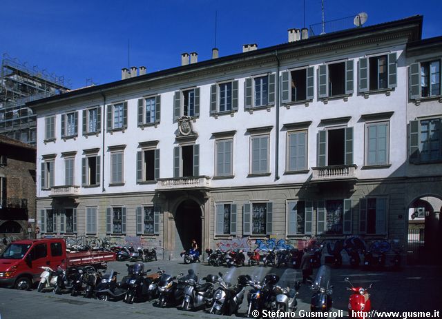  Piazza Borromeo 10 - click to next image