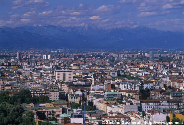  Tetti di Corso Buenos Aires e cime bergamasche - click to next image