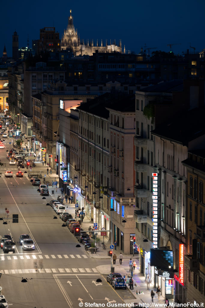  Corso Buenos Aires all'imbrunire - click to next image