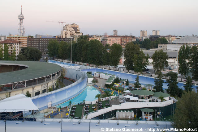  Piscina allestita in piazzale Carlo Magno - click to next image