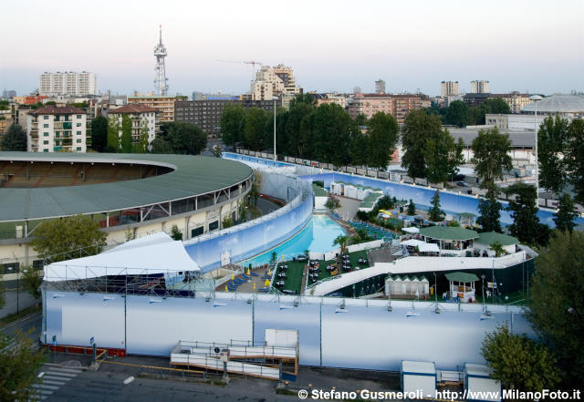  Piscina allestita in piazzale Carlo Magno - click to next image
