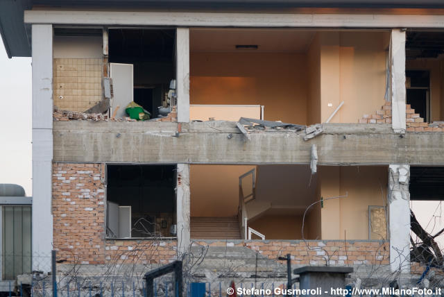  Uffici in demolizione - click to next image