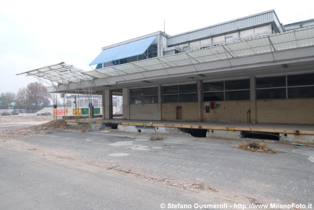  Stabilimento in demolizione - click to next image