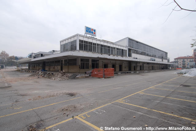  Stabilimento in demolizione - click to next image