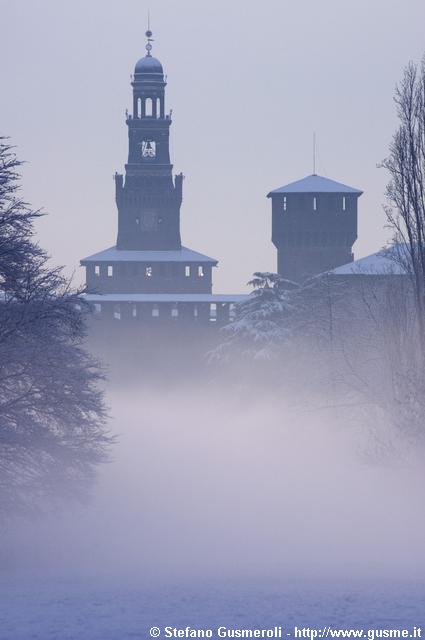  Nebbia e Castello Sforzesco innevato - click to next image