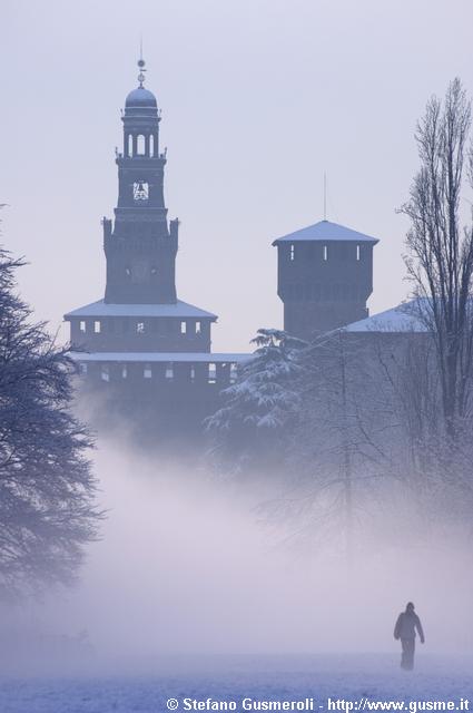  Ragazza tra la nebbia sotto al Castello - click to next image