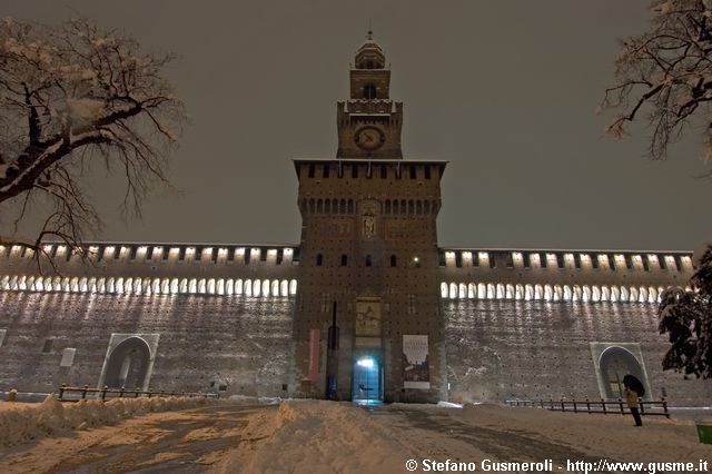  Castello Sforzesco innevato - click to next image