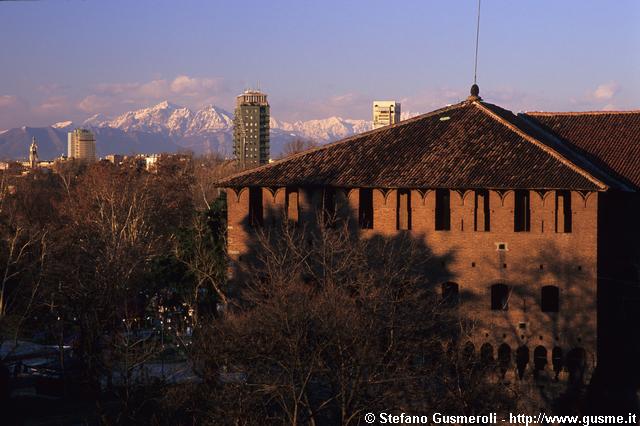  Merlate castello e grattacieli - click to next image