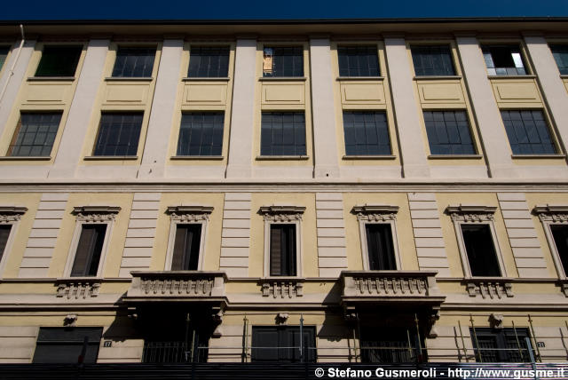  Fronte su via Castelvetro in demolizione - click to next image