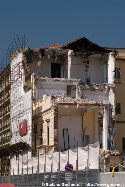  Demolizione lungo via Castelvetro - click to next image