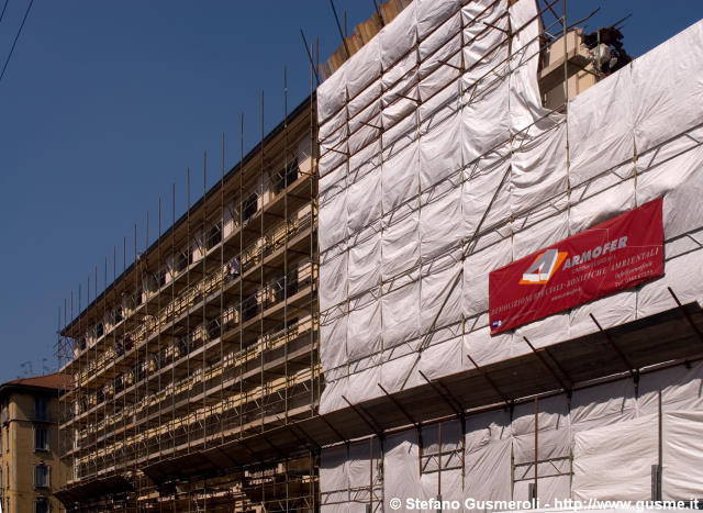  Impalcatura sul fronte in demolizione in via Castelvetro - click to next image