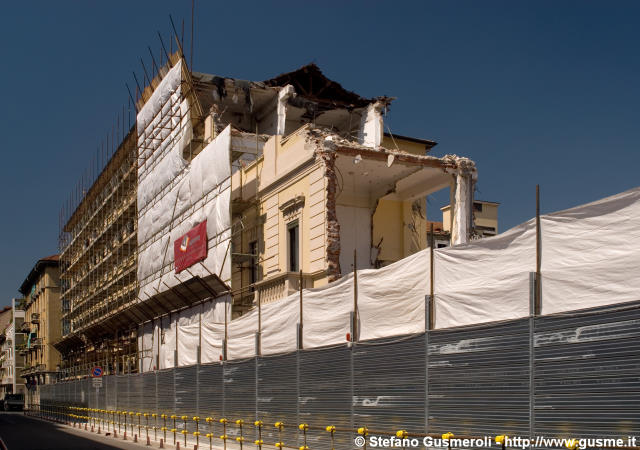  Fronte in demolizione lungo la Castelvetro - click to next image