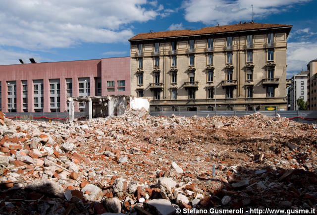  Resti delle demolizioni dell'ex Calzificio Lombardo - click to next image