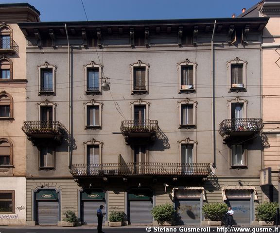  Via Ceresio 4 - Fronte su via Farini - click to next image