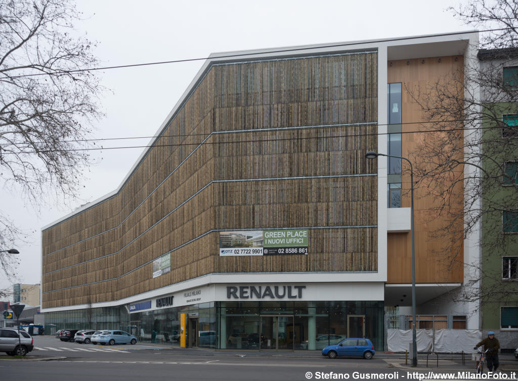  Fronte su viale Certosa - click to next image