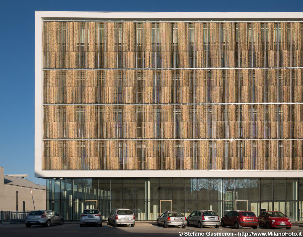  Fronte su via Giovanni da Udine - click to next image