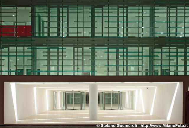  Ingresso in notturna - click to next image