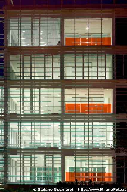  Facciata in notturna - click to next image