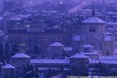 20051229_148_11 Famedio Cimitero Monumentale innevato e palazzi via Bassi 2