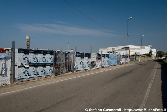  Via Colico durante le demolizioni - click to next image