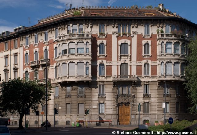  Palazzo Binda in piazza Conciliazione 1 - click to next image