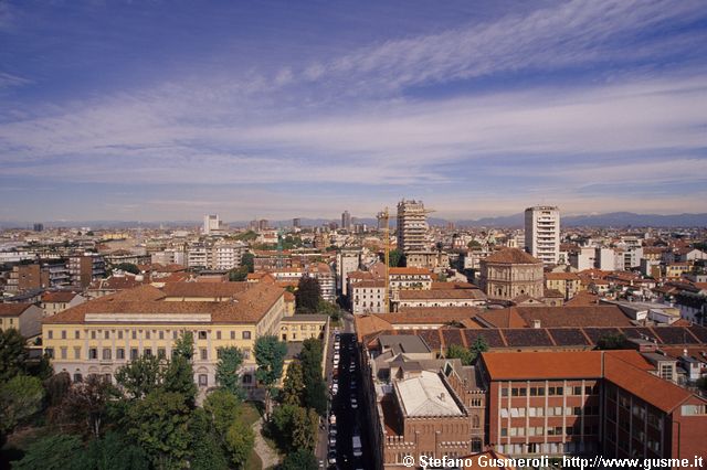 Panorama su Palazzo Archinto, Istituto Colonna e via Conservatorio - click to next image