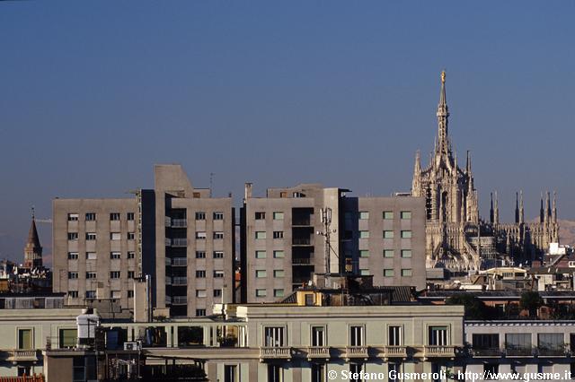  Palazzo via Corridoni 22 e Duomo - click to next image