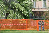 20070417_105631 Operatori di CM innalzano la cesata di cantiere verso i giardini