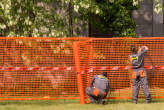 20070417_105744 Operatori di CM innalzano la cesata di cantiere verso i giardini