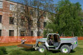 20070417_110417 Operatori di CM innalzano la cesata di cantiere lungo i giardini