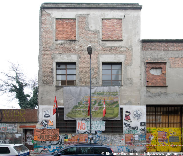  Fronte sulla via Confalonieri - click to next image